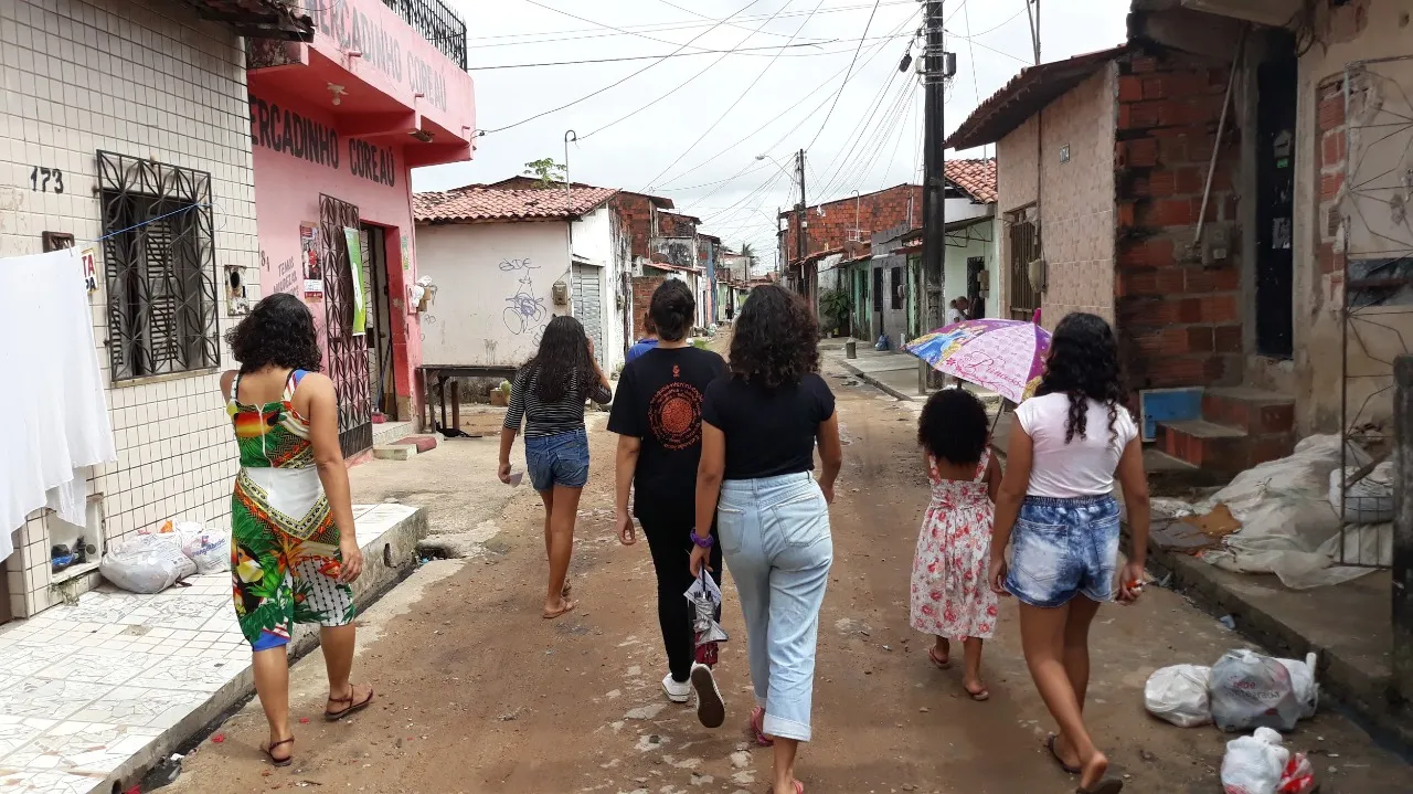 Na região periférica de Fortaleza, crianças e adolescentes se mobilizam para levar arte e cultura para a população