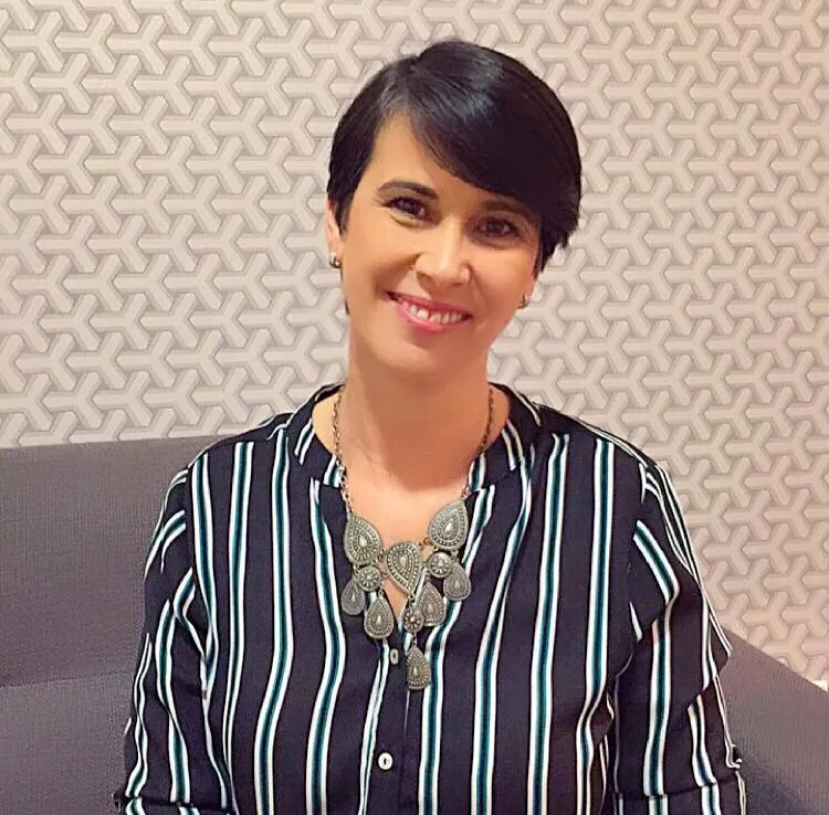 Liberdade financeira fortalece a autoestima, afirma a psicóloga Kátia Velasco.