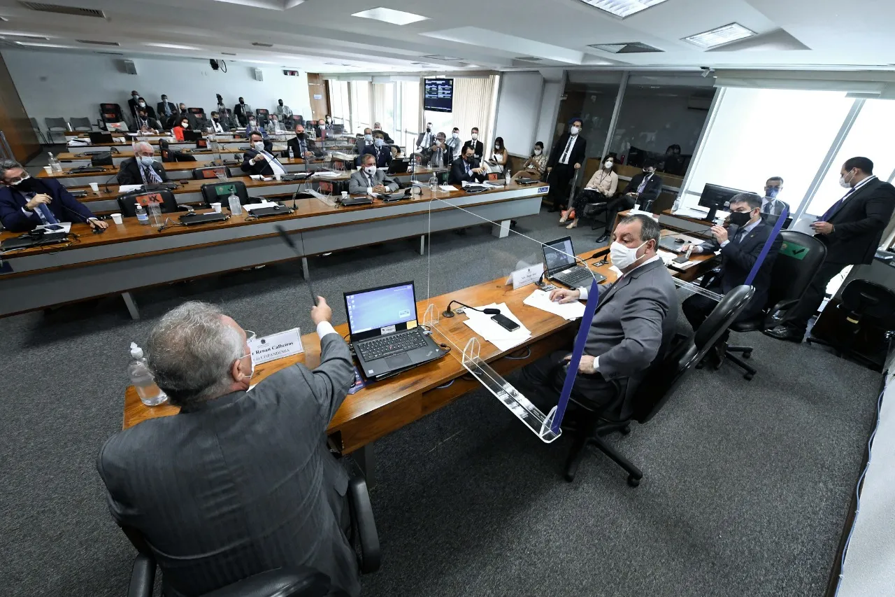 Bate bocas envolvendo o senador cearense chegaram a suspender, temporariamente, sessão na CPI