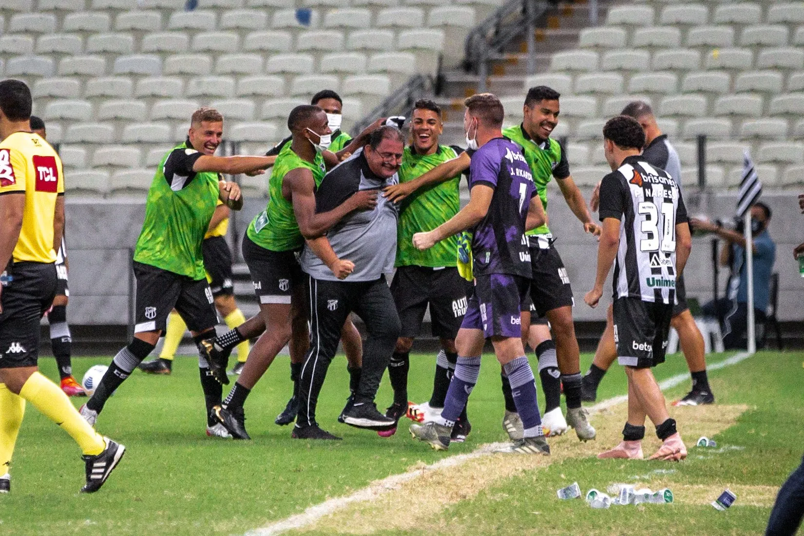 O elenco alvinegro comemorou muito o resultado com o técnico Guto Ferreira