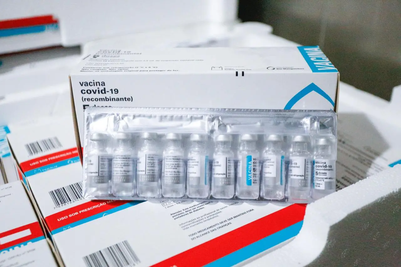 A produção da vacina de Oxford/AstraZeneca é feita, no Brasil, pela Fundação Oswaldo Cruz (Fiocruz)