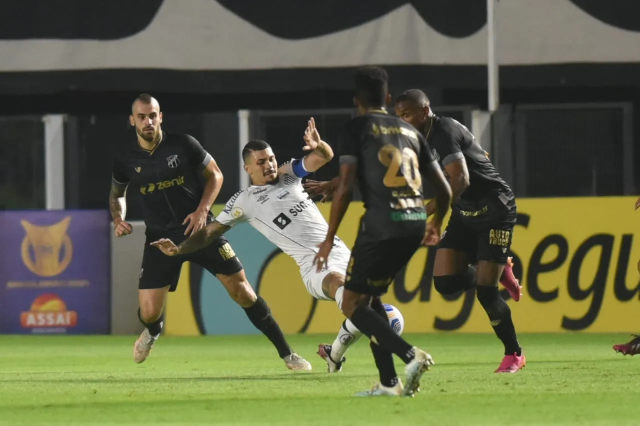 As peças de ataque tiveram mais participação defensiva contra o Santos