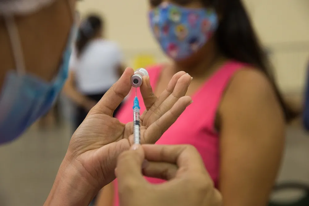 Estudiosa explica que o processo de criação de anticorpos por parte das vacinas requer um tempo e, por isso, não se deve relaxar quanto às medidas sanitárias