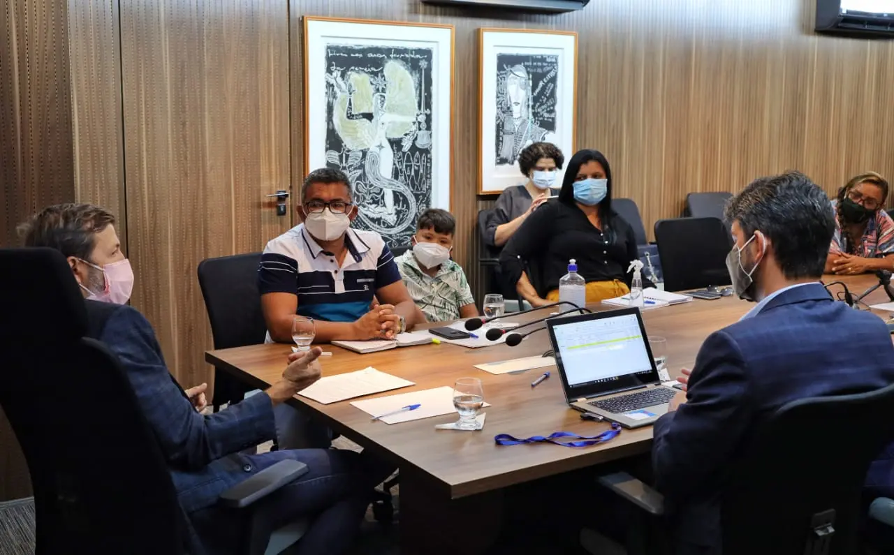 vice-prefeito e feirantes reunidos