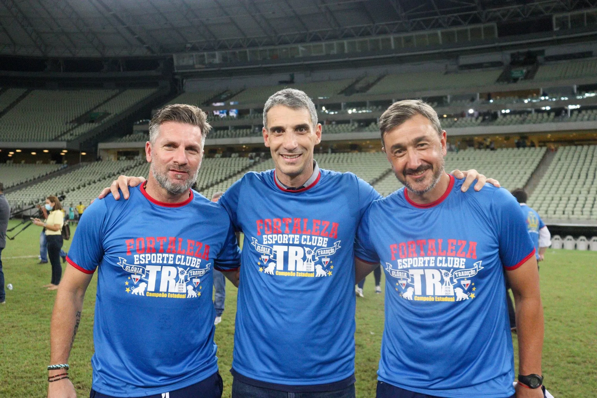 Gastón Liendo (e), Vojvoda e Nahuel Martínez (d) lideram a comissão técnica do Fortaleza
