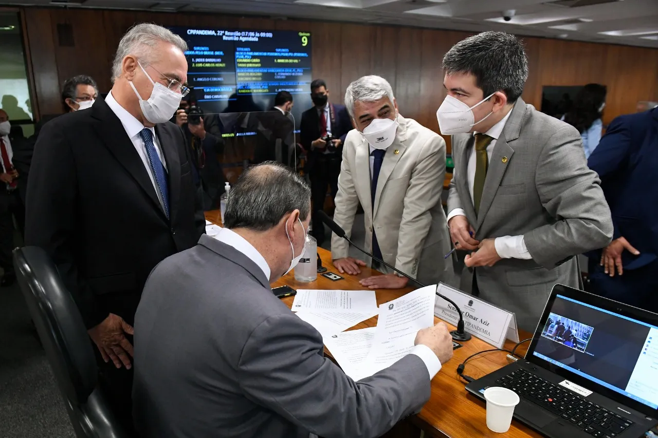 Senadores analisam possibilidade de incluir presidente Jair Bolsonaro na lista de ingestigados
