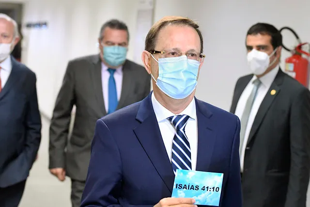Empresário chegou à Casa legislativa segurando uma placa escrita 