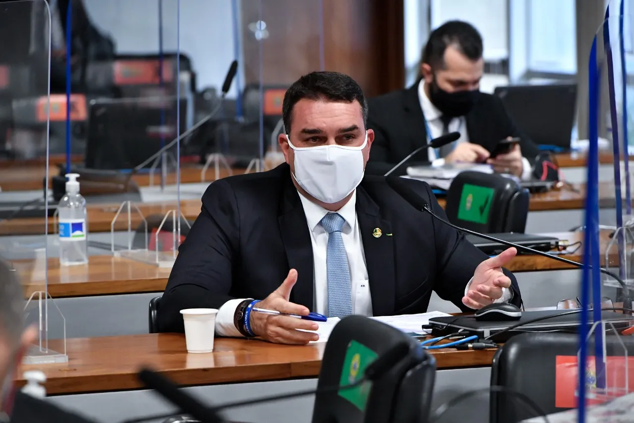 O MP-RJ denunciou Flávio e Queiroz por esquema de rachadinha, lavagem de dinheiro e organização criminosa