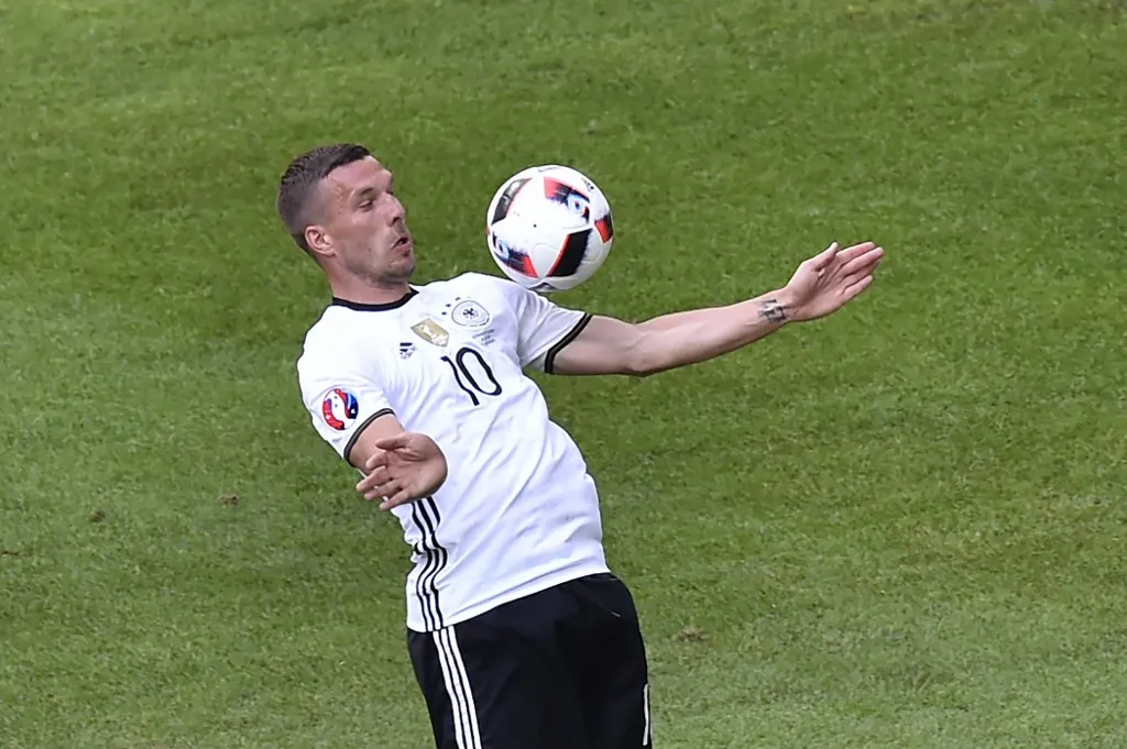 Podolski iniciou a carreira atuando como ponta e recuou para o meio-campo na reta final