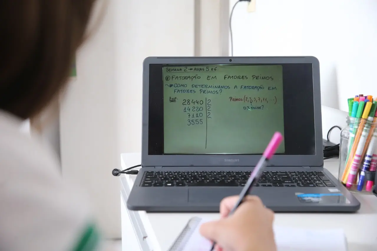 Imagem da notícia: Apenas 4,1% das escolas do Ceará forneceram internet para alunos em aulas remotas em 2020