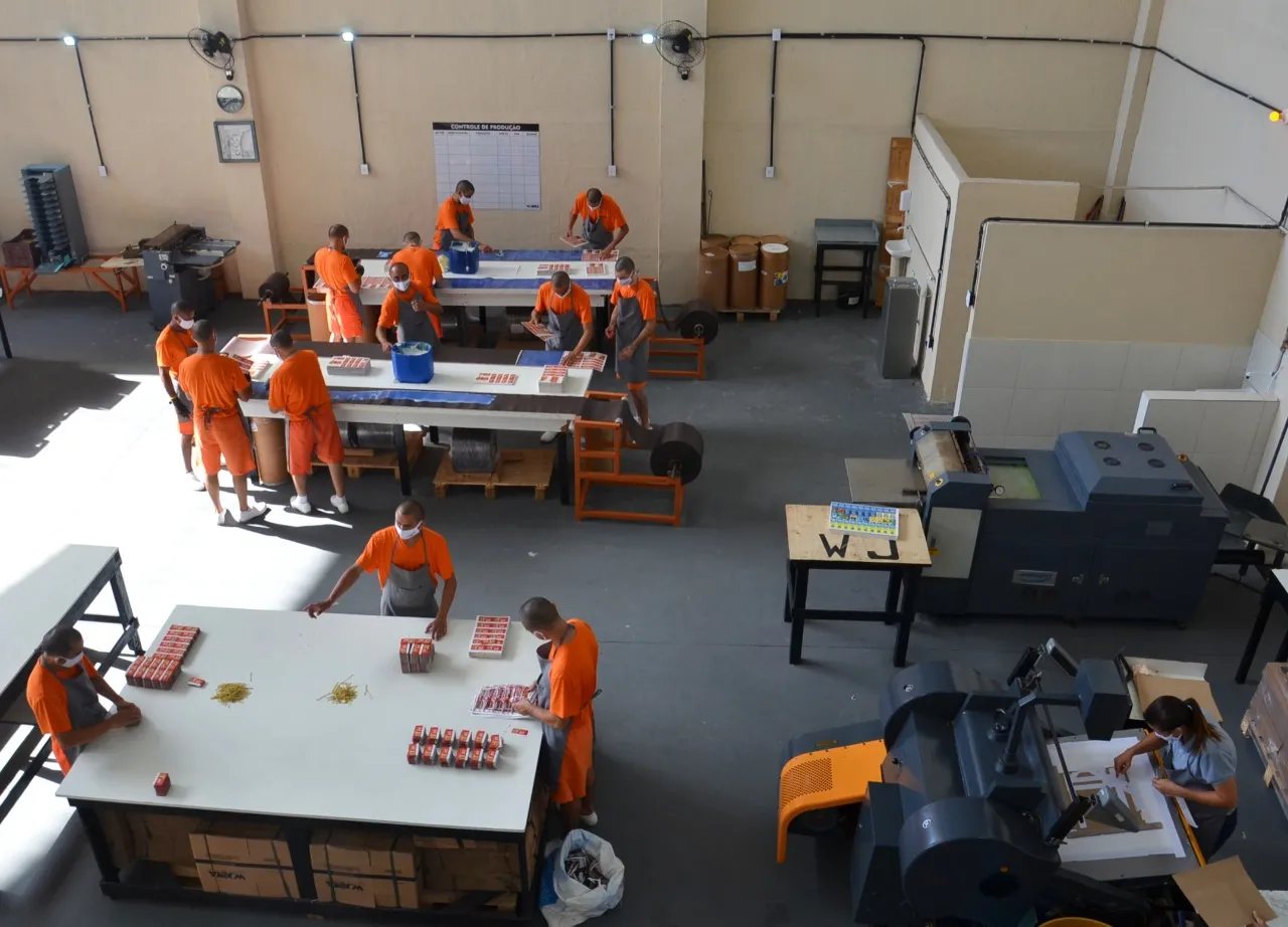 A última empresa a instalar uma sede no sistema penitenciário foi a W. Jota, especializada na produção de imãs de geladeira