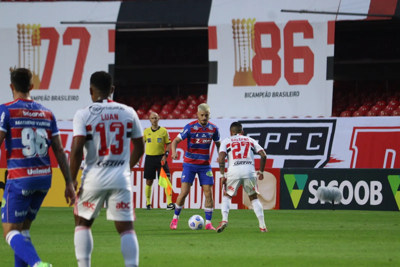 O Fortaleza teve menos posse de bola, mas foi mais perigoso que o São Paulo
