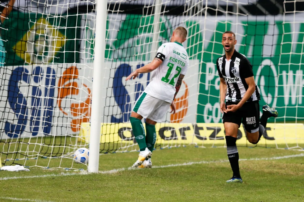 O zagueiro Lacerda se consolidou no time principal e marcou dois gols na Série A