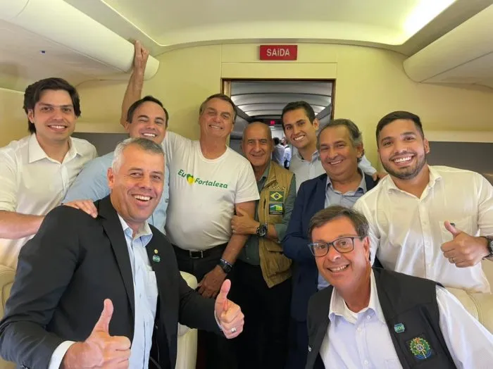 Deputado AJ Albuquerque (primeiro da esq. para dir.) ao lado do presidente Bolsonaro e aliados, durante comitiva presidencial em março, no Ceará