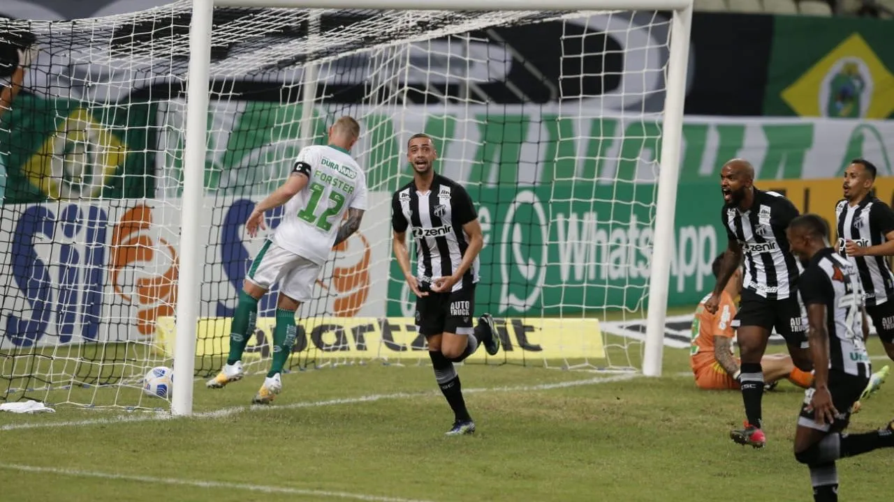 O zagueiro Gabriel Lacerda assumiu a titularidade na ausência de Luiz Otávio