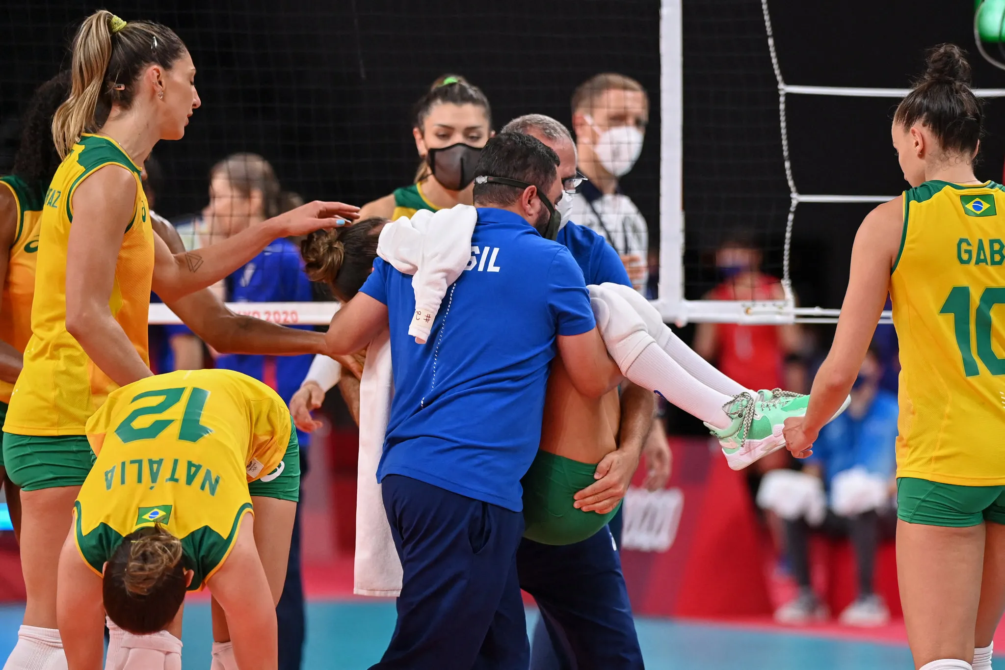 Macris saiu de quadra chorando após torção no tornozelo