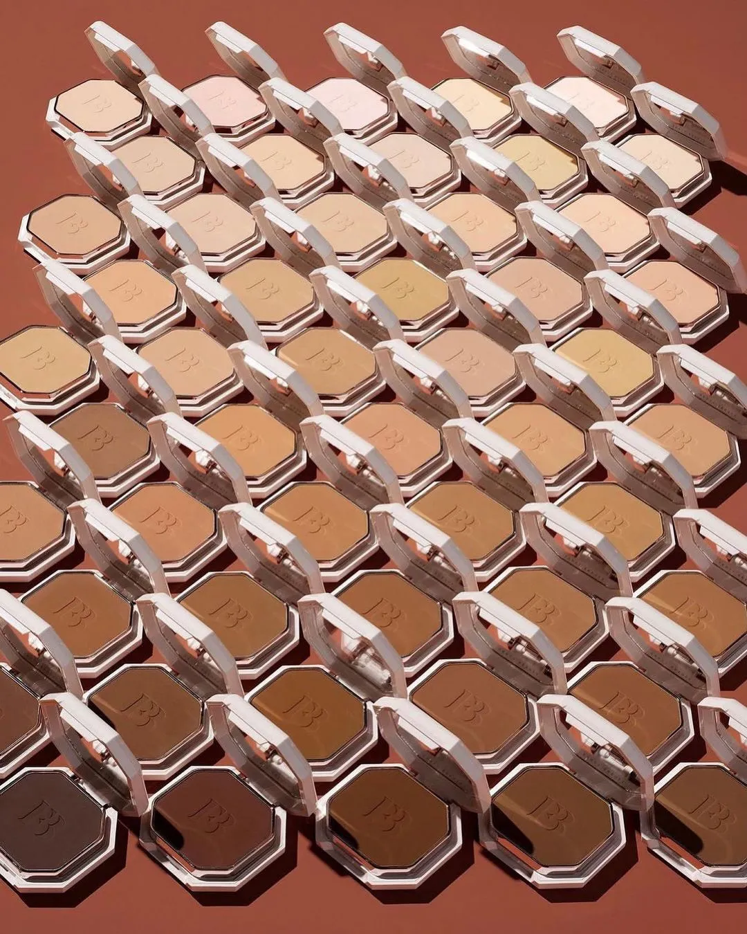 Marca Fenty Beauty oferece extensa variedade de cores a clientes