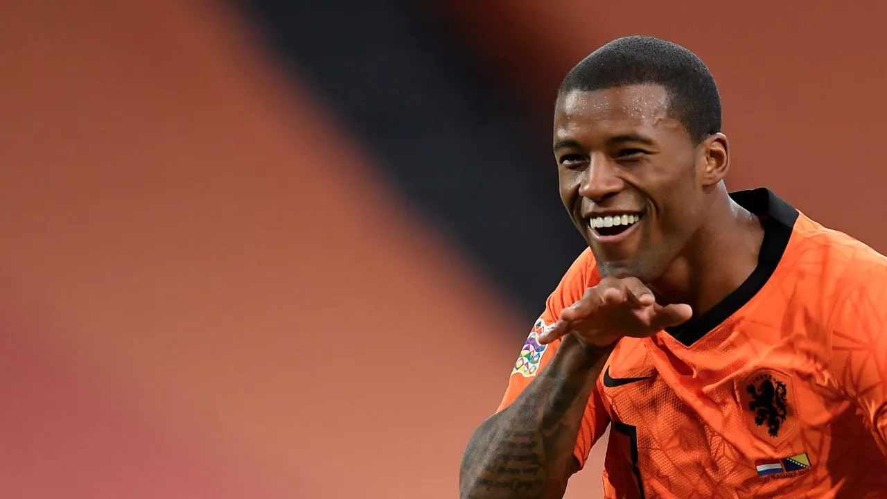 O volante Georginio Wijnaldum é um dos grandes nomes da Holanda
