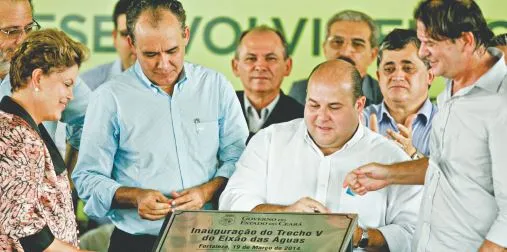 A ex-presidente Dilma Rousseff na inauguração do último trecho do Eixão das Águas, em 2014