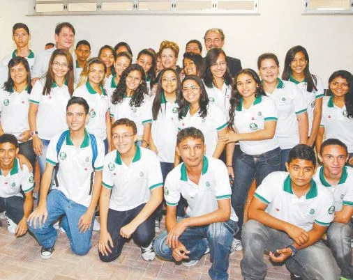 Ao lado do então ministro da Educação, Aloísio Mercadante, Dilma inaugurou a escola profissionalizante em Fortaleza