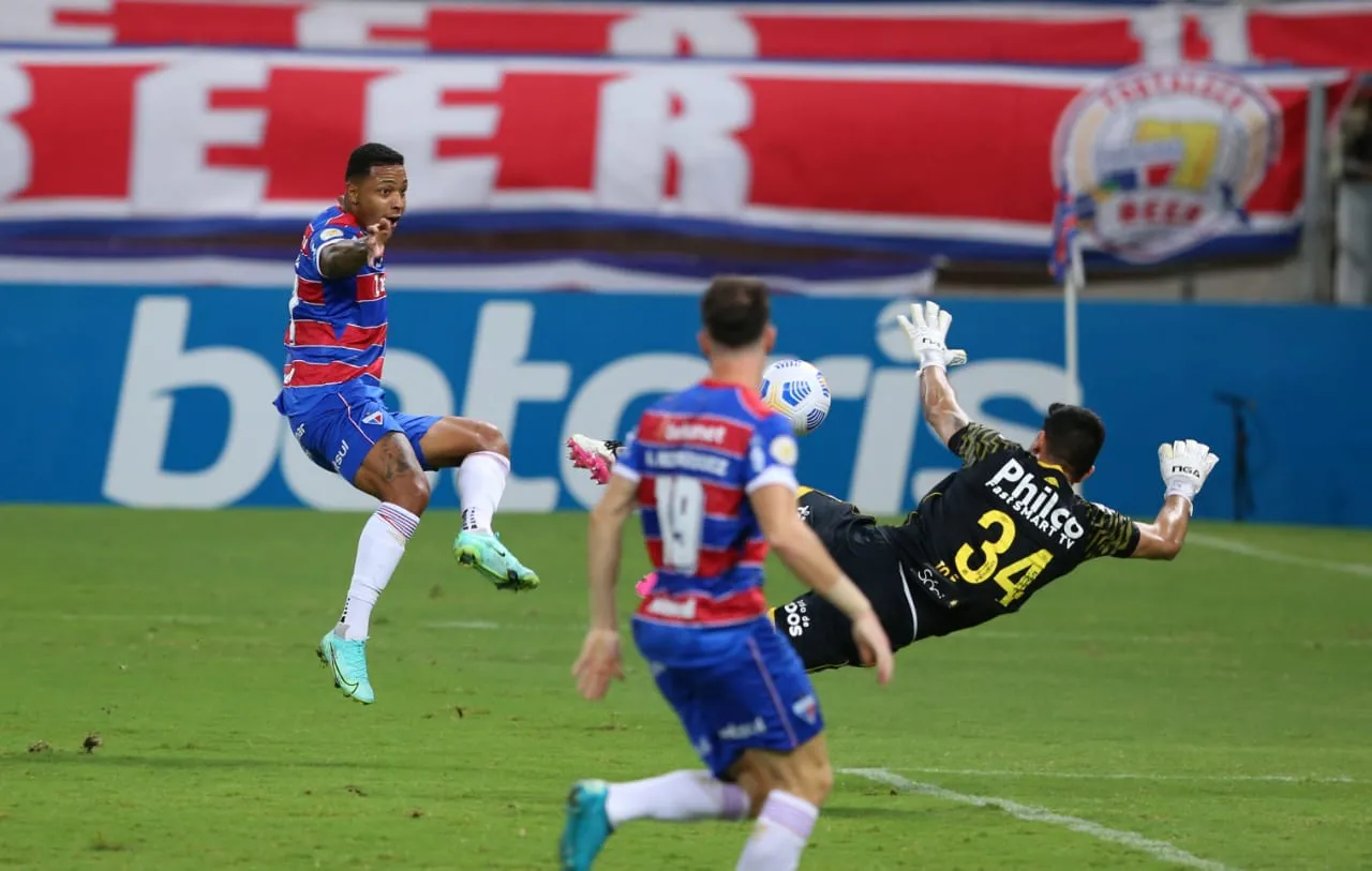David marcou o 2° gol do Fortaleza, mas a arbitragem anulou por toque no braço