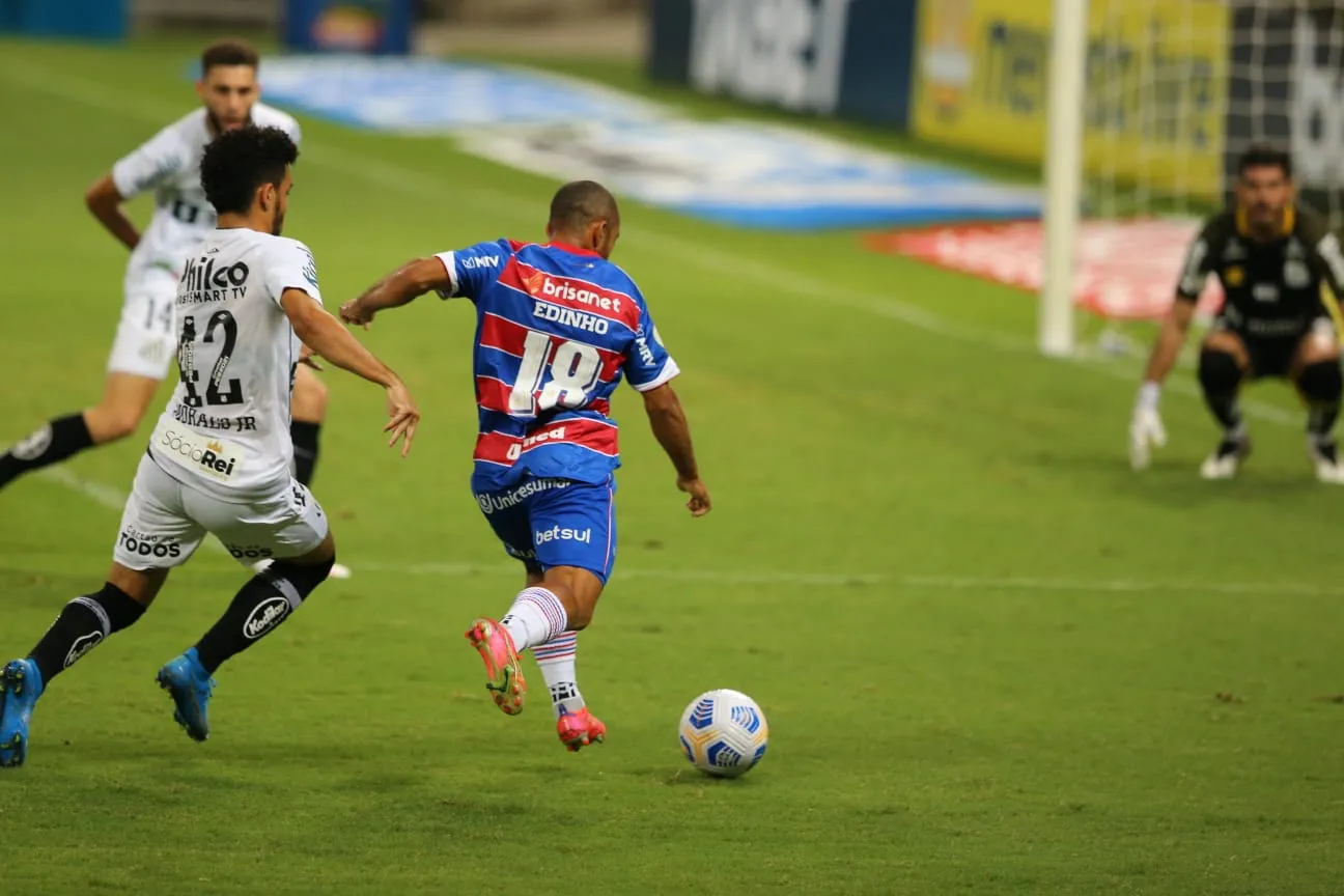 O atacante Edinho entrou em campo aos 40 minutos do 2º tempo e ocupou a ala direita