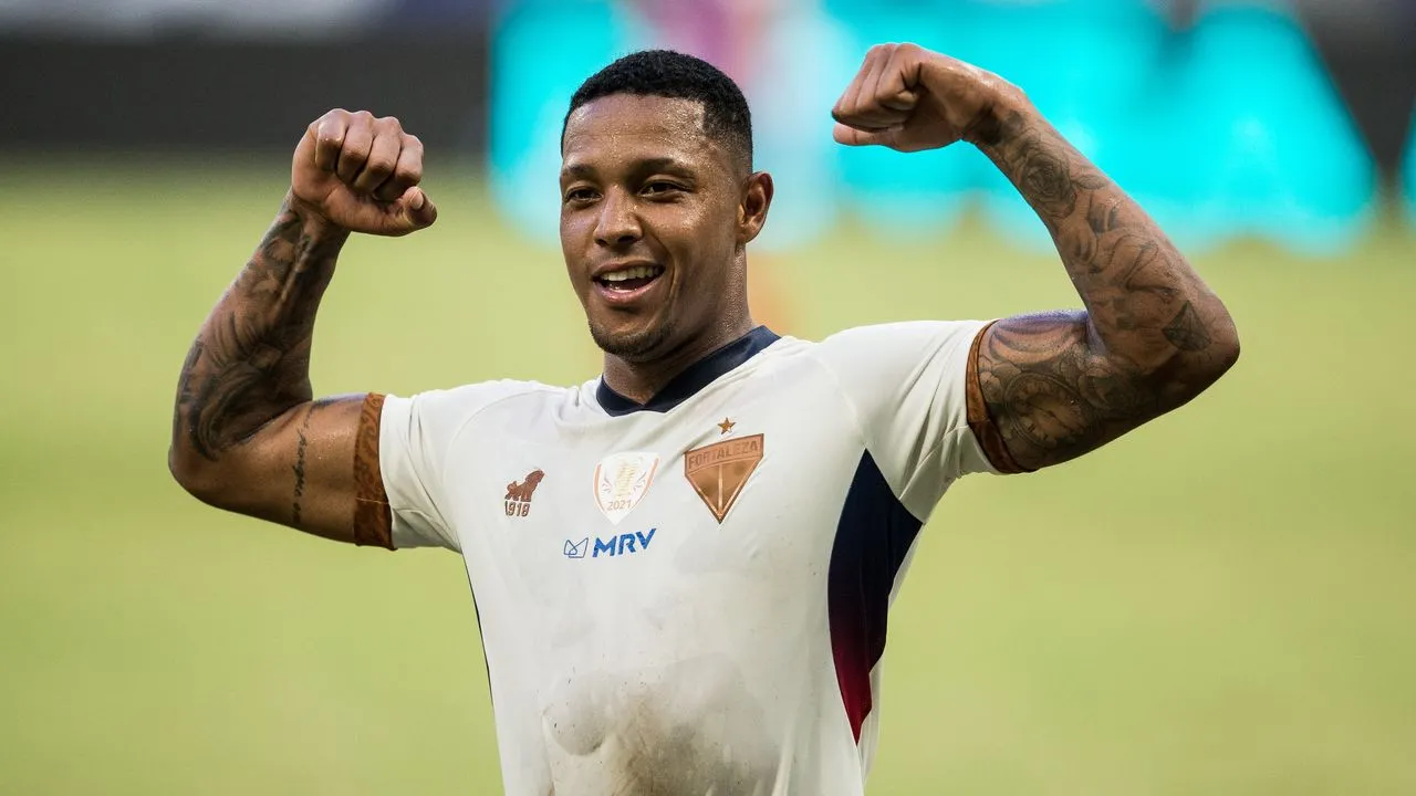 Atacante David volta ao time após cumprir suspensão