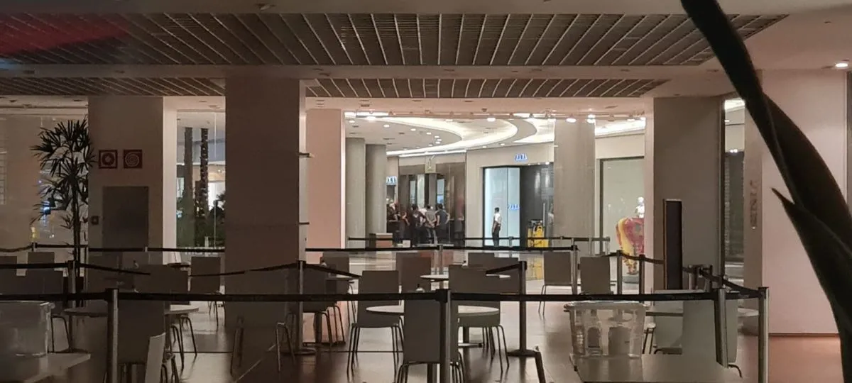 Piso do shopping onde a mulher foi baleada