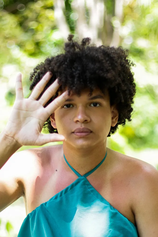 Travesti negra com atuação na música, performance, instalação, entre outros segmentos, Sy Gomes faz parte da exposição com o trabalho 