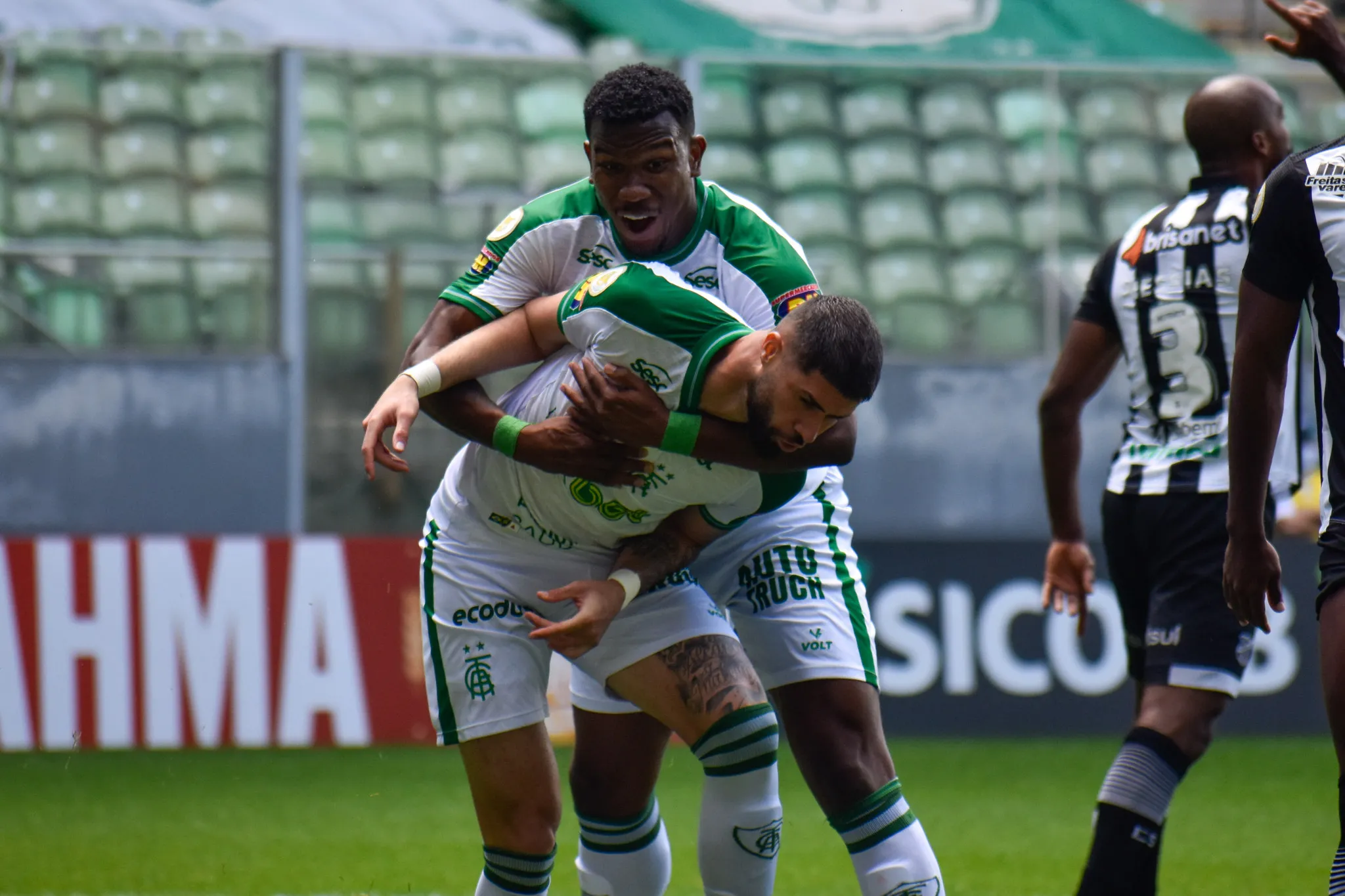 Fabrício Daniel marcou os dois gols do América-MG na partida
