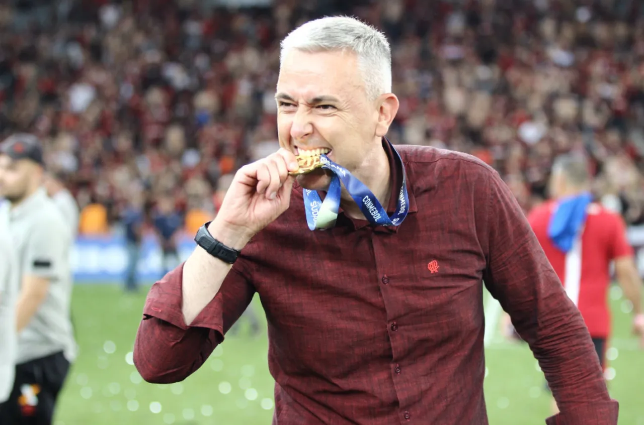 Tiago Nunes foi campeão da Copa Sul-Americana e da Copa do Brasil pelo Athletico-PR