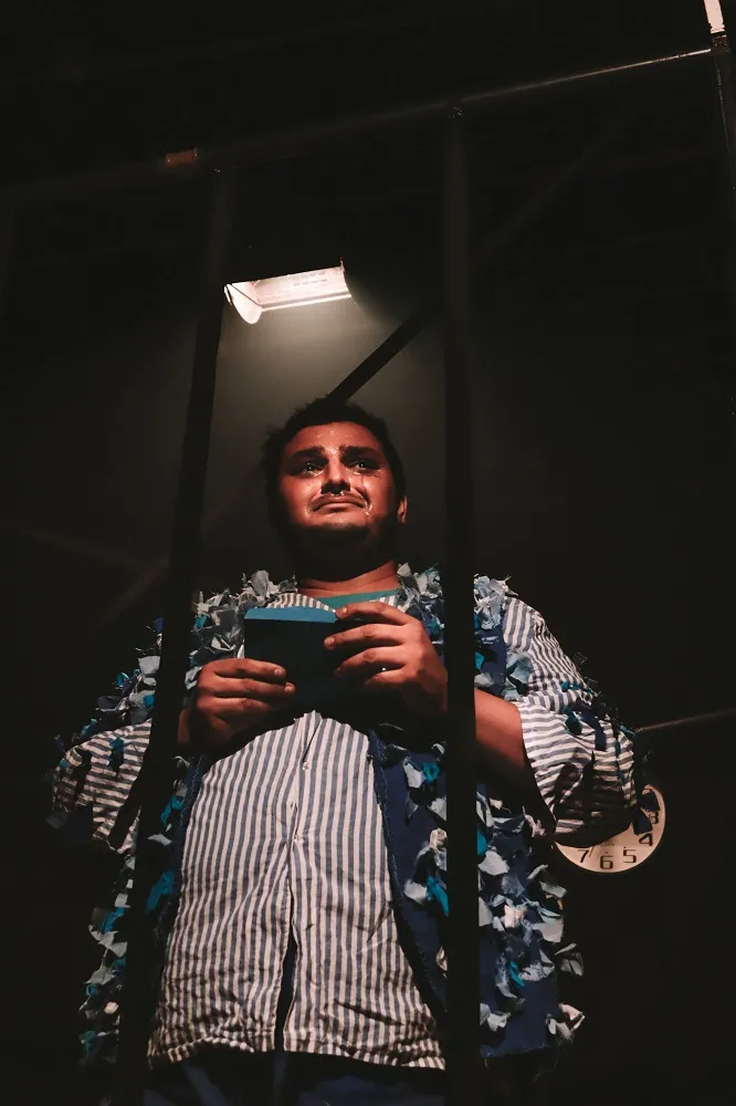 A alegoria de um mito grego é utilizada para representar a prisão psicológica na qual o suicida se encontra, sem, contudo, abordar julgamentos ou vitimismo
