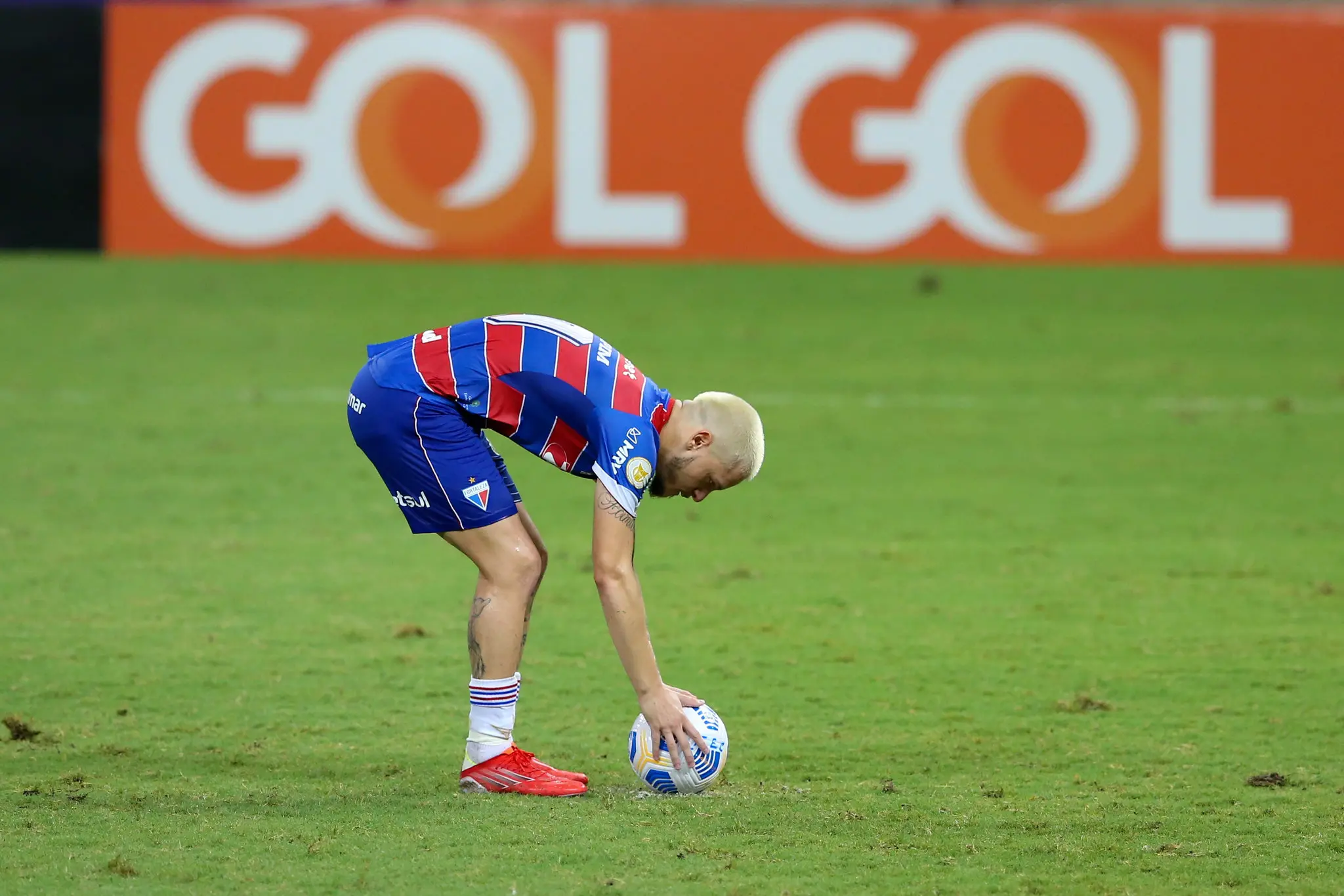 Lucas Crispim ajeita bola para cobrar pênalti