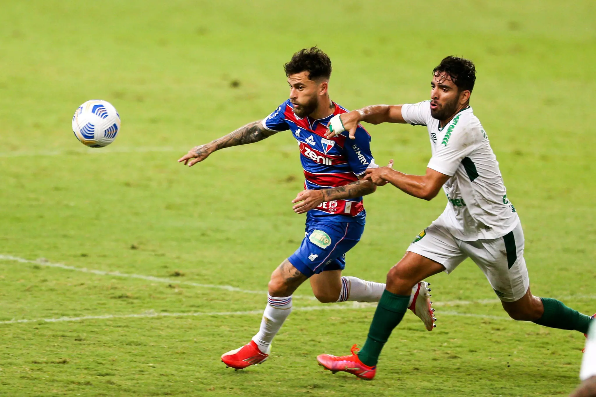 Lucas Crispim disputa bola contra o Cuiabá
