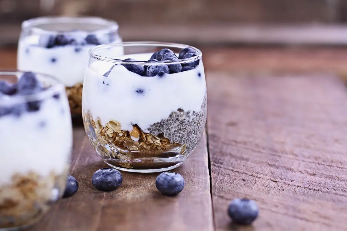 Kefir com frutas e granola em copo