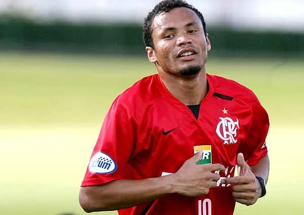 Na carreira, o volante Jônatas foi titular e capitão do Flamengo