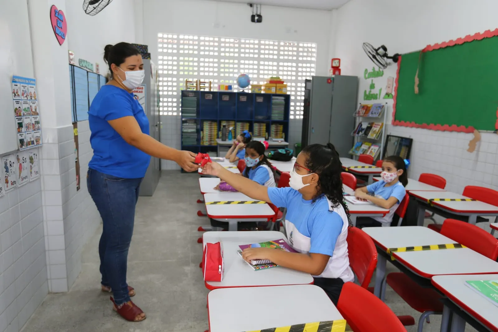Alunos e professores mantém distanciamento durante retorno às aulas presenciais