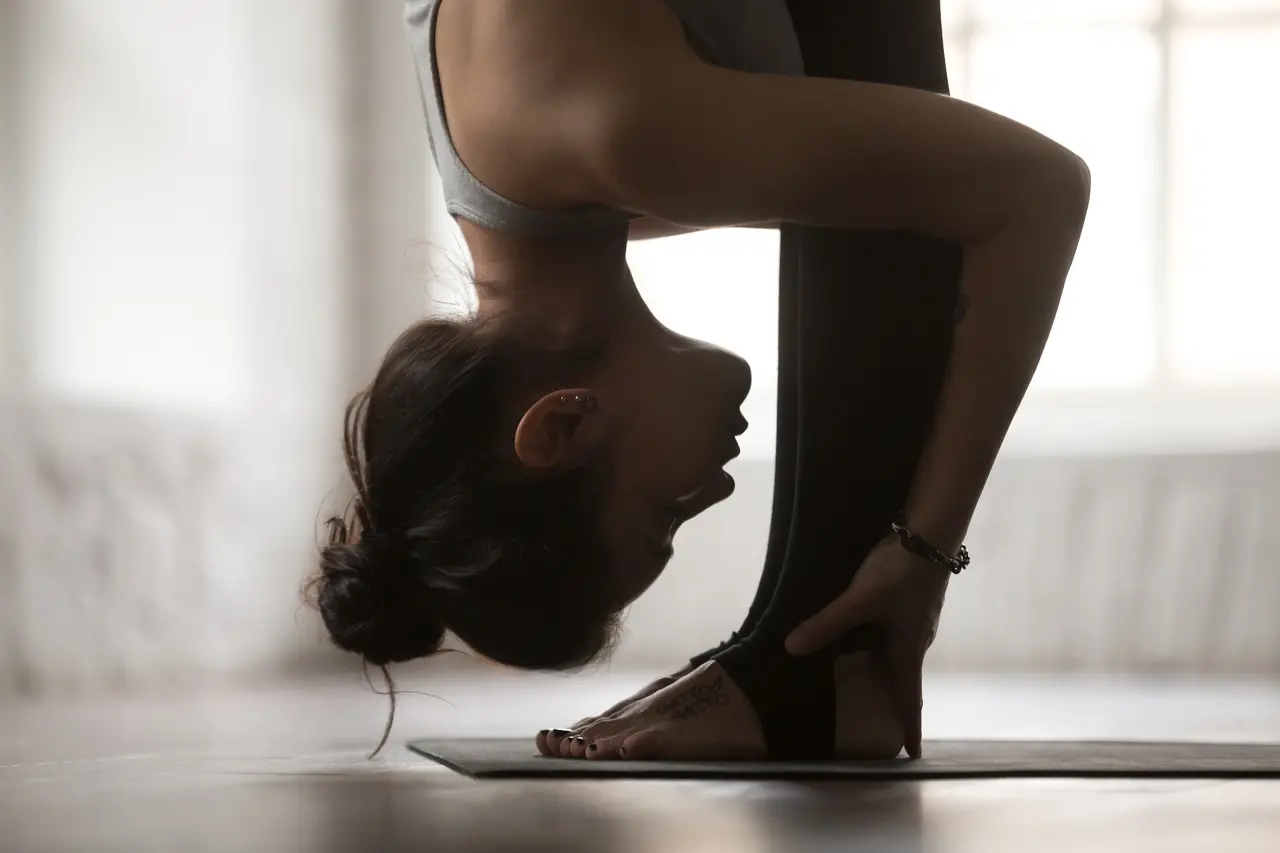 pessoa praticando yoga