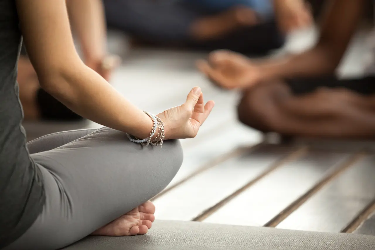 Pessoas praticando yoga