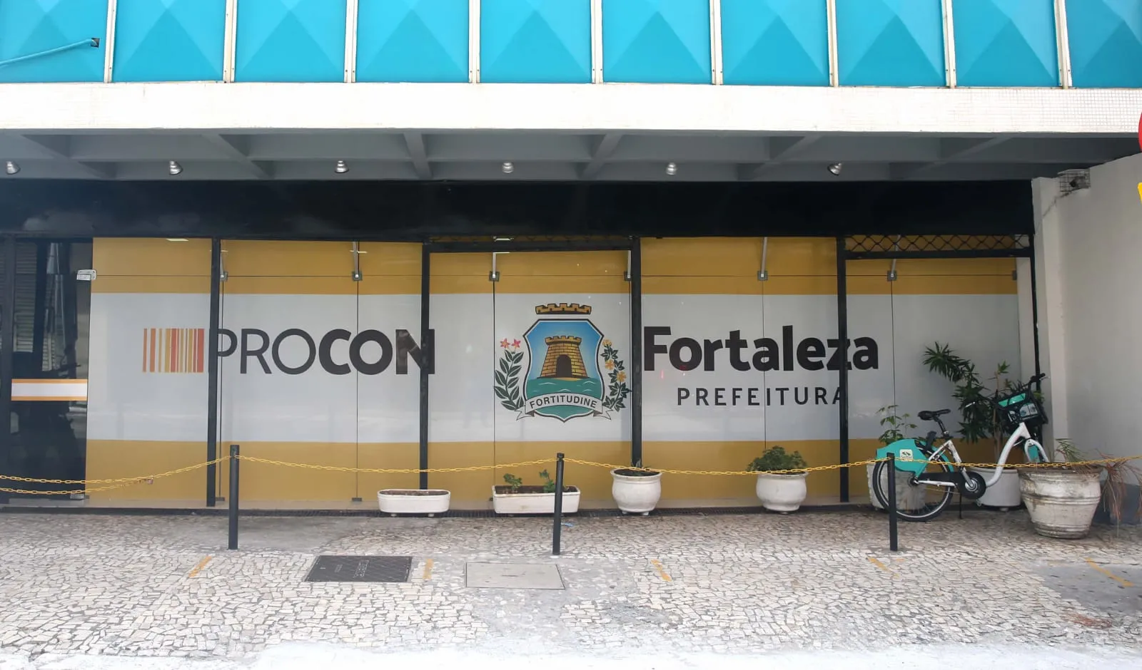 O consumidor que se sentir lesado em qualquer tipo de relação consumerista pode realizar denúncias e reclamações na área de Defesa do Consumidor do site da Prefeitura de Fortaleza
