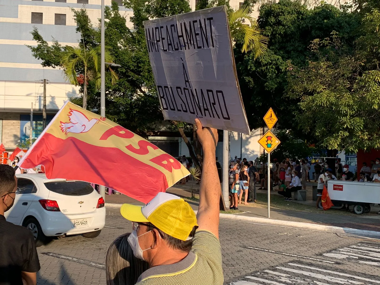 As faixas do ato reuniram críticas a Bolsonaro, incluindo a pressão pelo impeachment do presidente
