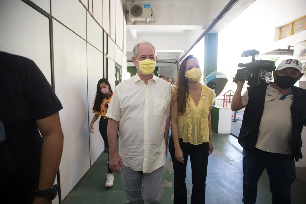 Ciro Gomes e Gisele Bezerra, a qual teve diário pessoal fotografado mesmo sem ter relação com Ciro no período citado na investigação