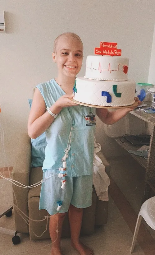 Danyella ao descobrir o sucesso do seu transplante de medula óssea.