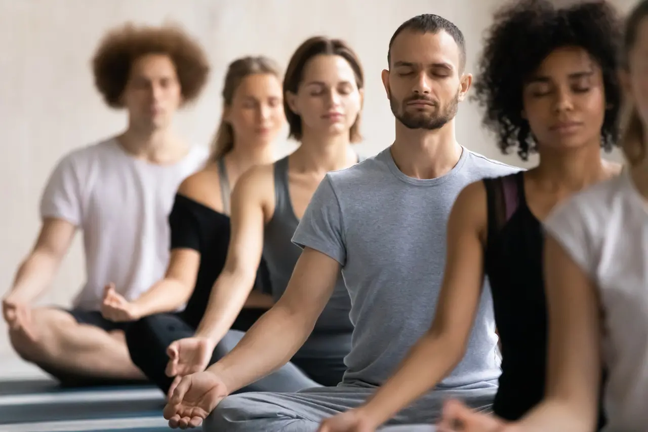 Pessoas meditando em grupo