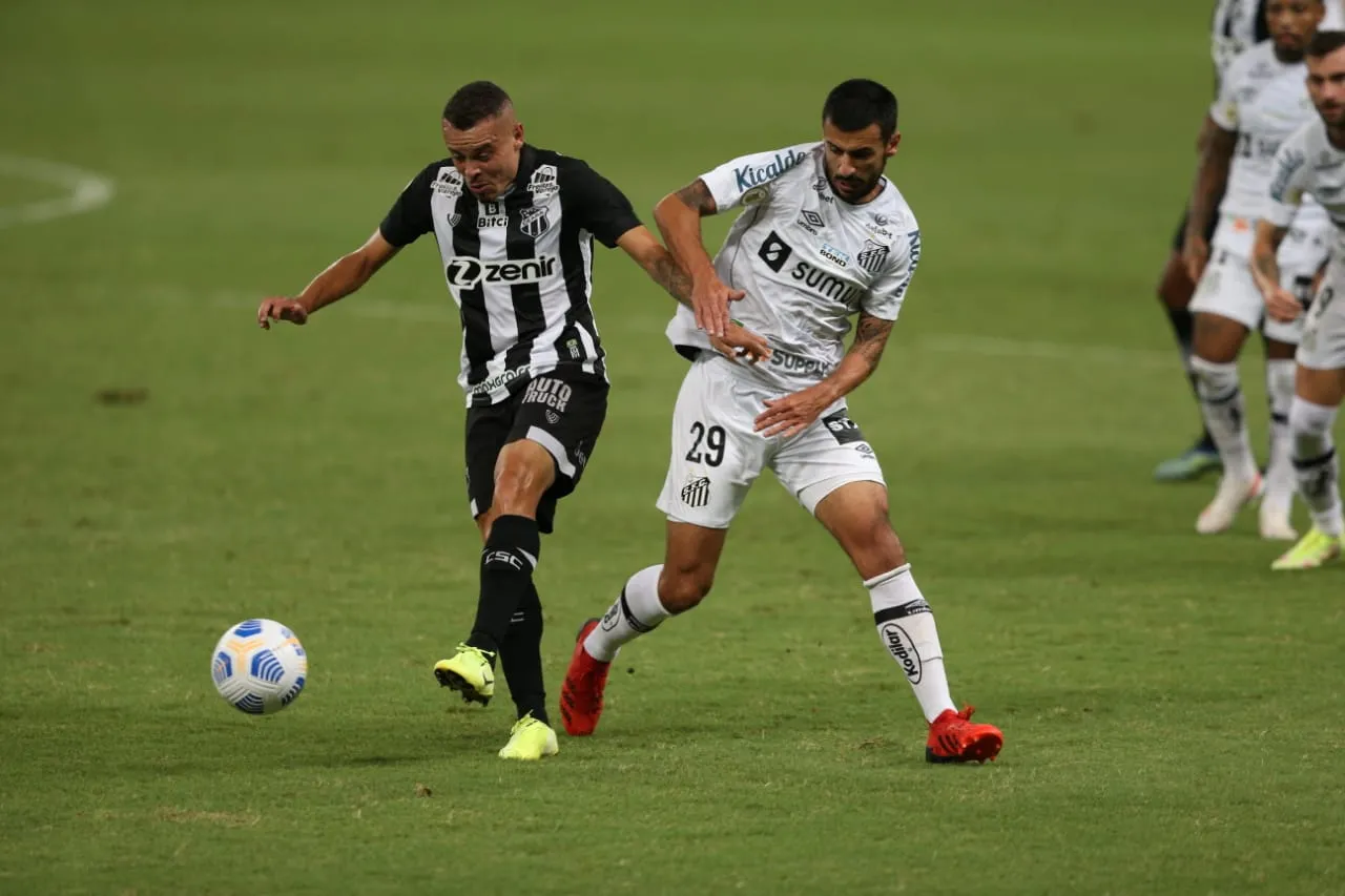 Revelado na base do Ceará, Kelvyn foi titular no empate contra o Santos