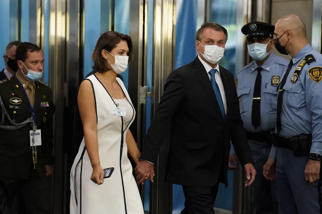 Presidente chega a cerimônia acompanhado da esposa