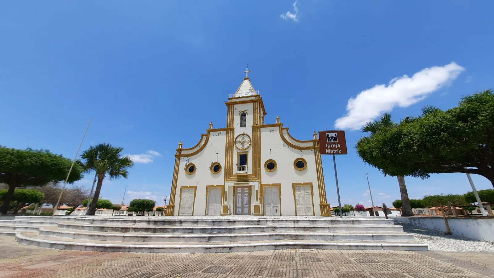 A Igreja Matriz de Jaguaribara foi construída como réplica do prédio que existia no antigo município