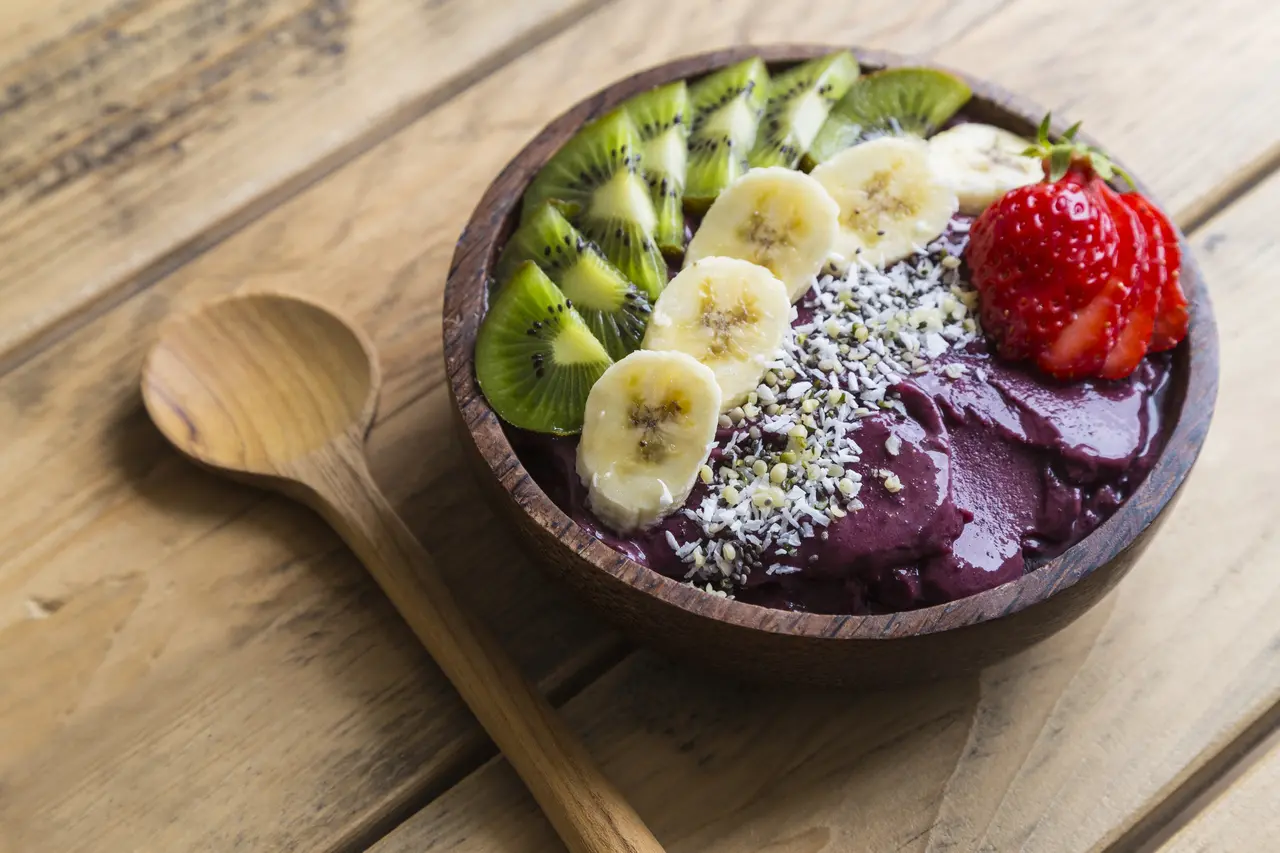 Açaí em tijela com rodelas de banana, kiwi e morangos