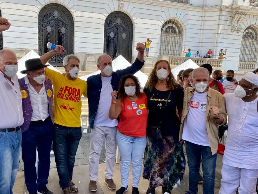 O ato contra o governo Bolsonaro na Cinelândia, no centro do Rio, reuniu lideranças políticas