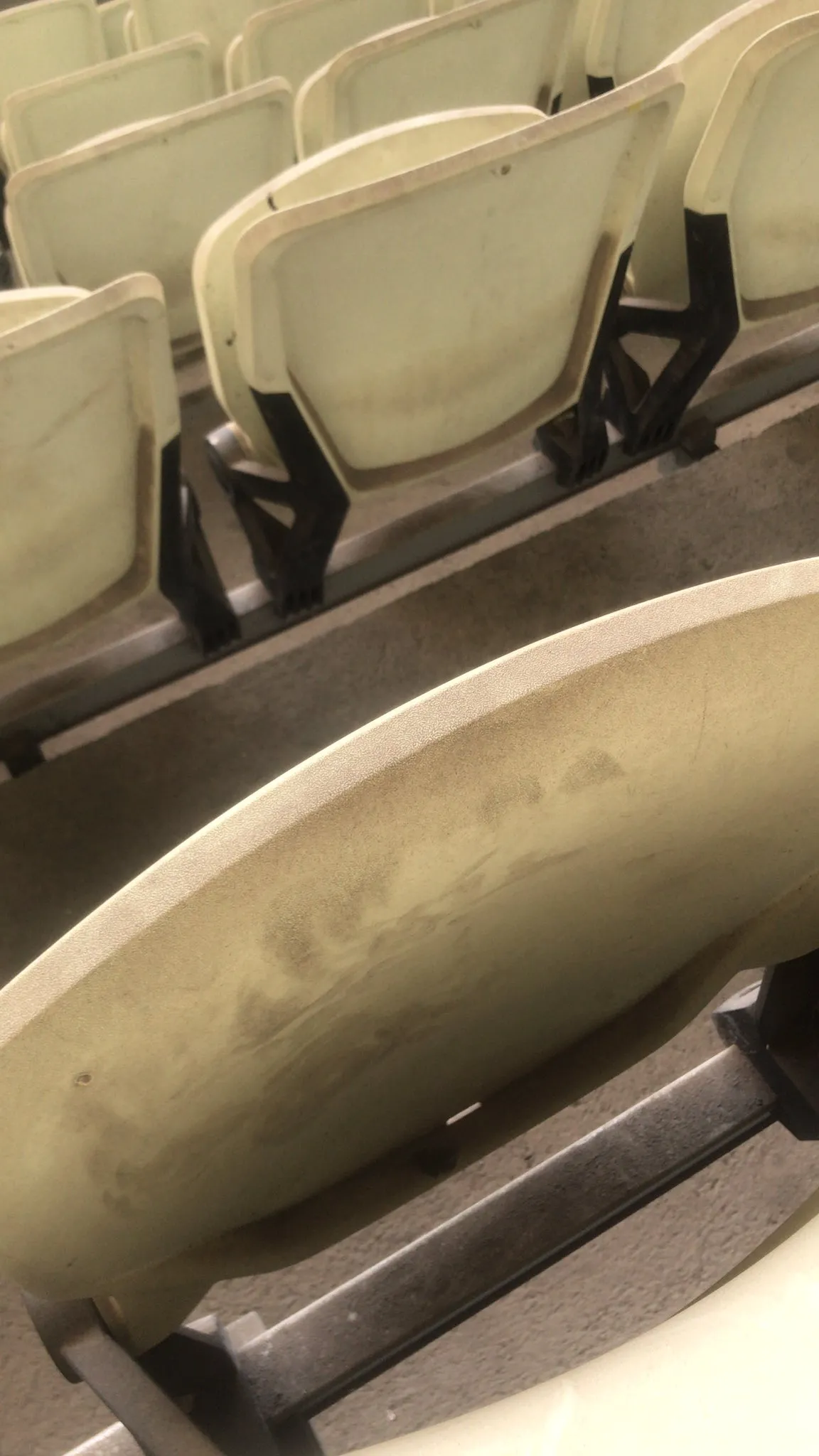 Torcedores compartilham imagens de assentos da Arena Castelão sujos